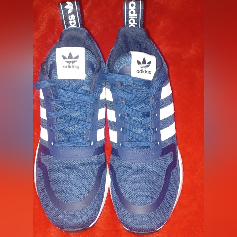 Nice pair Adidas shoes worn once unisex men 7 or women 9